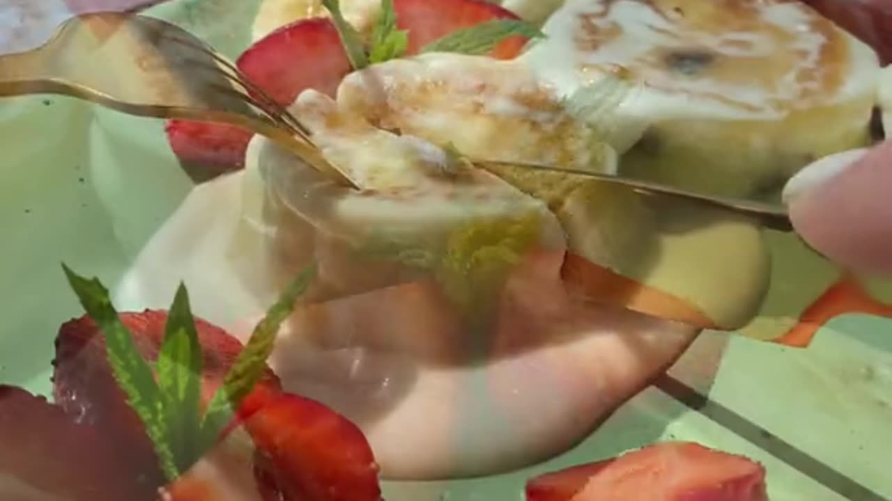 SOFT CHEESE CAKES in sour cream sauce 🤤