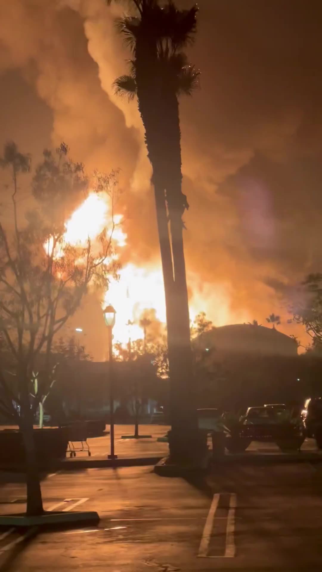 Large fire at Chevron Refinery in El Segundo, California, reports of explosions;