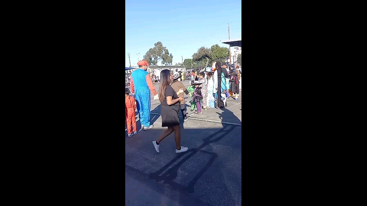 Halloween At Elementary School. Halloween En La Escuela Elementaria. 10.31.2025 Snapchat 2