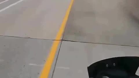 “Heart-Stopping Moment! Motorcycle Barely Escapes Crash!”