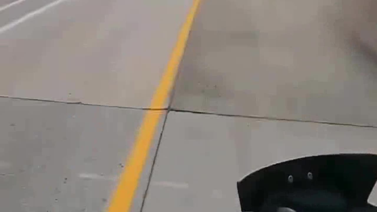 “Heart-Stopping Moment! Motorcycle Barely Escapes Crash!”