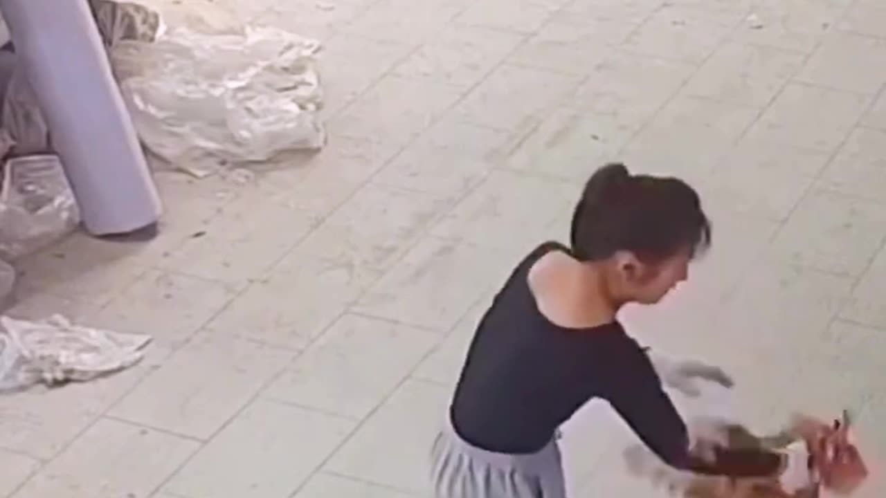 Girl and hen fight🤣