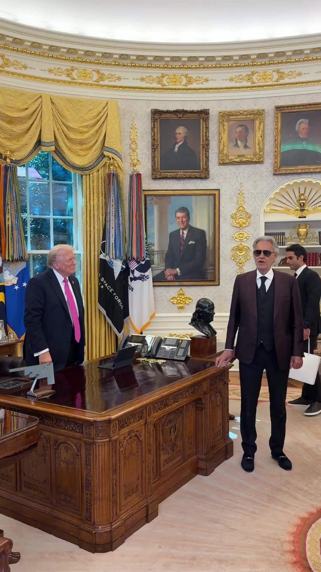 Andrea Bocelli sings in the Oval Office