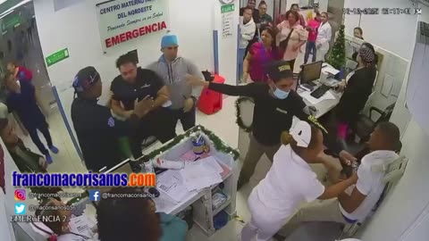 Momento que atacan médico en Hospital SFM