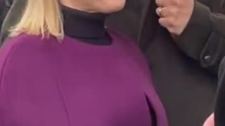 Marta Nawrocka w fioletowym płaszczu na inauguracji Kaplicy Polskiej w Notre Dame.