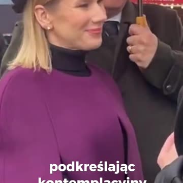Marta Nawrocka w fioletowym płaszczu na inauguracji Kaplicy Polskiej w Notre Dame.
