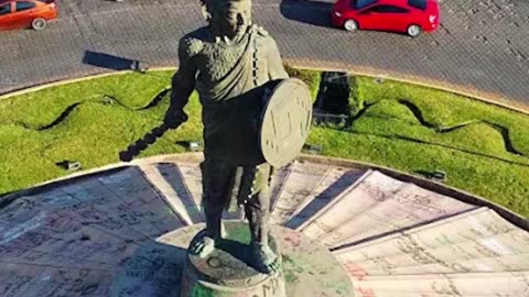 Los Profetas enseñando la historia del monumento de Cuauhtemoc en Tijuana. #cultura #cuautemoc