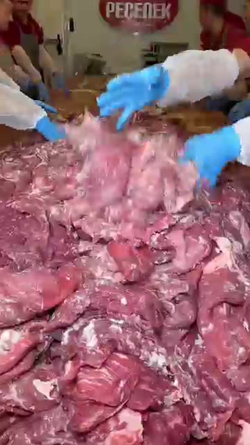 Selling Döner by the Ton! This Shop Never Stops Turning the Gril