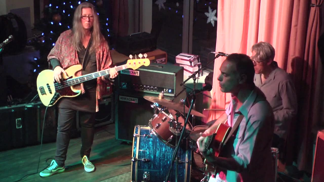 Miss Massive Snowflake - Passionate Kisses (Indie/Rock)