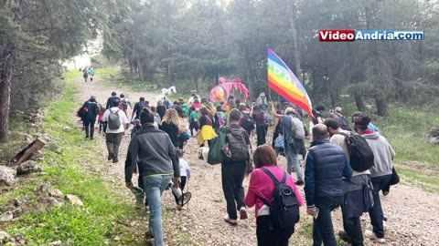 Andria: bambini marciano a Castel del Monte per chiedere la pace nel mondo