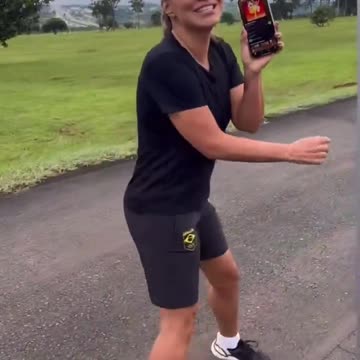 O caos no Brasil e ela pensando no Carnaval