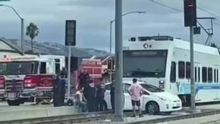 Tren choca con vehículo en San José, California