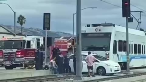 Tren choca con vehículo en San José, California