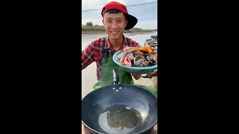 Cook seafood to eat at the beach