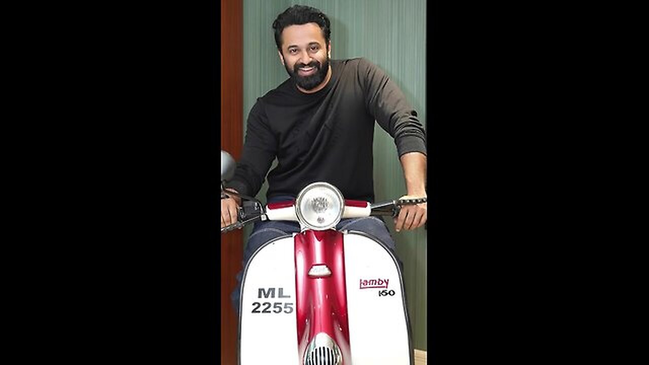 എന്താ സംഭവം എന്ന് മനസ്സിലായവർ കമന്റ് ചെയ്യൂ _ Unni Mukundan on Mohanlal's Scooter 2255 #unnimukundan