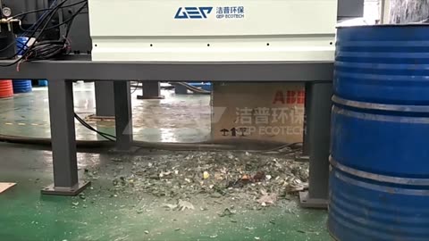 GD6 Double-Shaft Shredder for Glass Bottle Recycling!