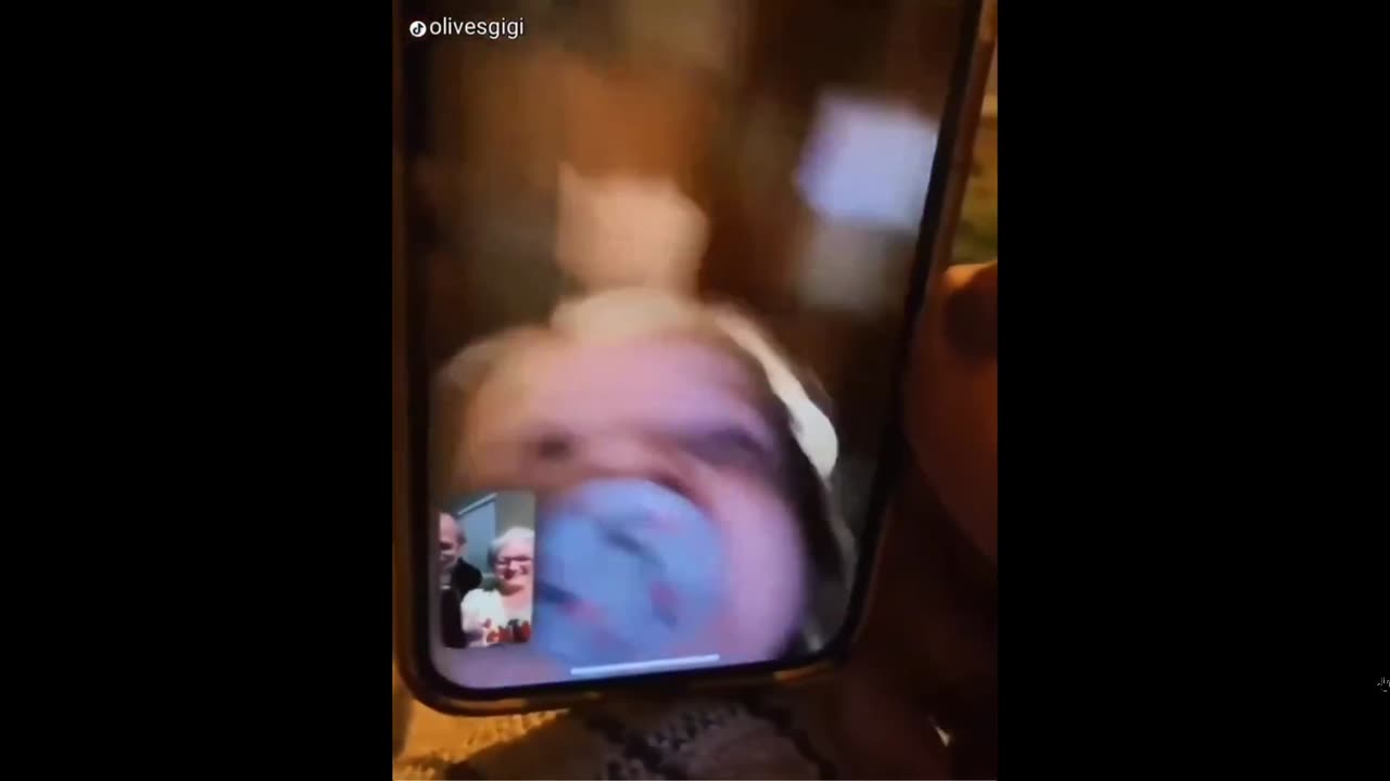 Quick Smile: baby took daddy’s phone, running away, bringing endless laughs