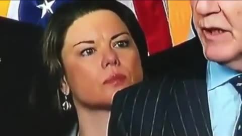 👀📹 Woman’s Strange Behavior Caught on Camera Could She Be a Reptilian? 🦎