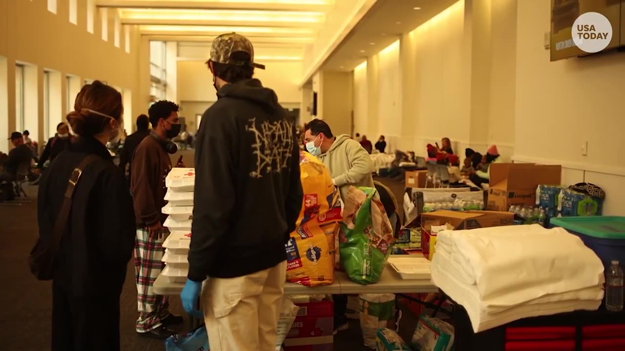 During the California fire, people of Los Angeles evacuate their houses.