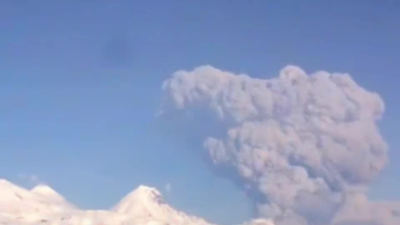 The Bezymyanny Volcano In Kamchatka Began Erupting, 11/26/2025