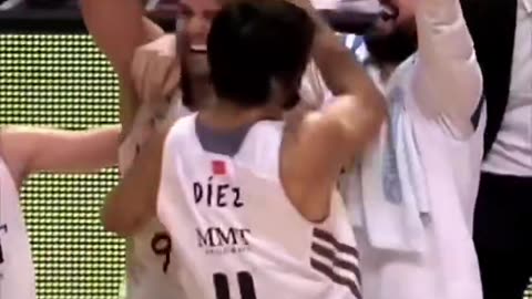 FELIPE REYES DE ESPALDAS SOBRE LA BOCINA!!