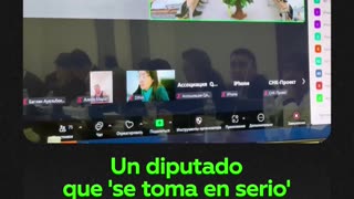 Semidesnudo y tomando 'snacks': captan a un diputado 'acostumbrado' al teletrabajo