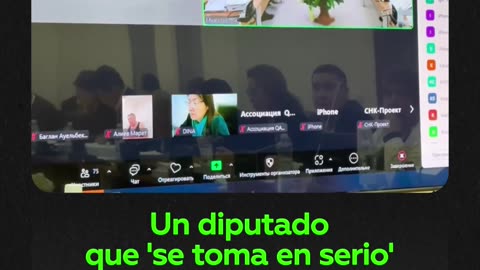 Semidesnudo y tomando 'snacks': captan a un diputado 'acostumbrado' al teletrabajo