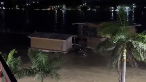 В Мексике дом решил сам эвакуироваться от потопа