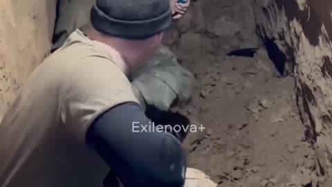 🇨🇳 Another Chinese mercenary who illegally crossed the Ukrainian border has been caught on camera.