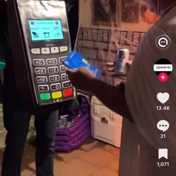 The funniest interactive Halloween 🎃 costumes I’ve ever seen. 🤣🤣 👻