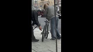 Repartidor ayuda a una mujer con una rueda desinflada de su bicicleta