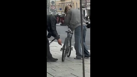 Repartidor ayuda a una mujer con una rueda desinflada de su bicicleta
