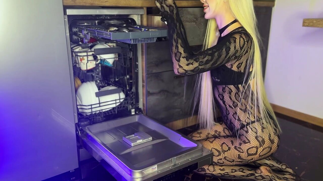 [4K]Yuna Unloads the Dishwasher