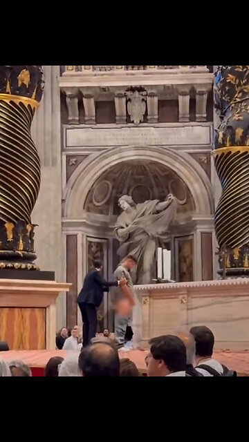 Un hombre orina en un altar de la basílica de San Pedro del Vaticano en plena misa