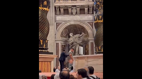 Un hombre orina en un altar de la basílica de San Pedro del Vaticano en plena misa