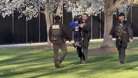 SECRET SERVICE INTERCEPT CHILD👮‍♂️🏛️🚧🧍‍♂️👮‍♂️AT WHITE HOUSE SECURITY FENCE👮🏛️🧍‍♂️💫