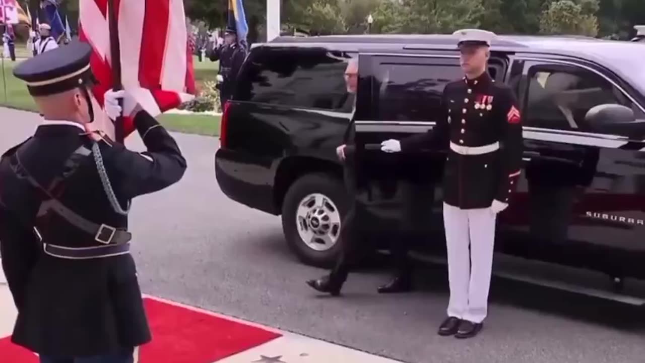 Don Keith - President Trumps doing red carpet commentary on world leaders is hila...