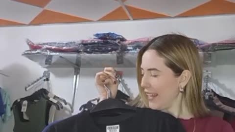 Earthquake Interrupts Clothing Showcase in Venezuela