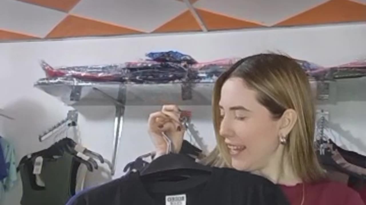 Earthquake Interrupts Clothing Showcase in Venezuela