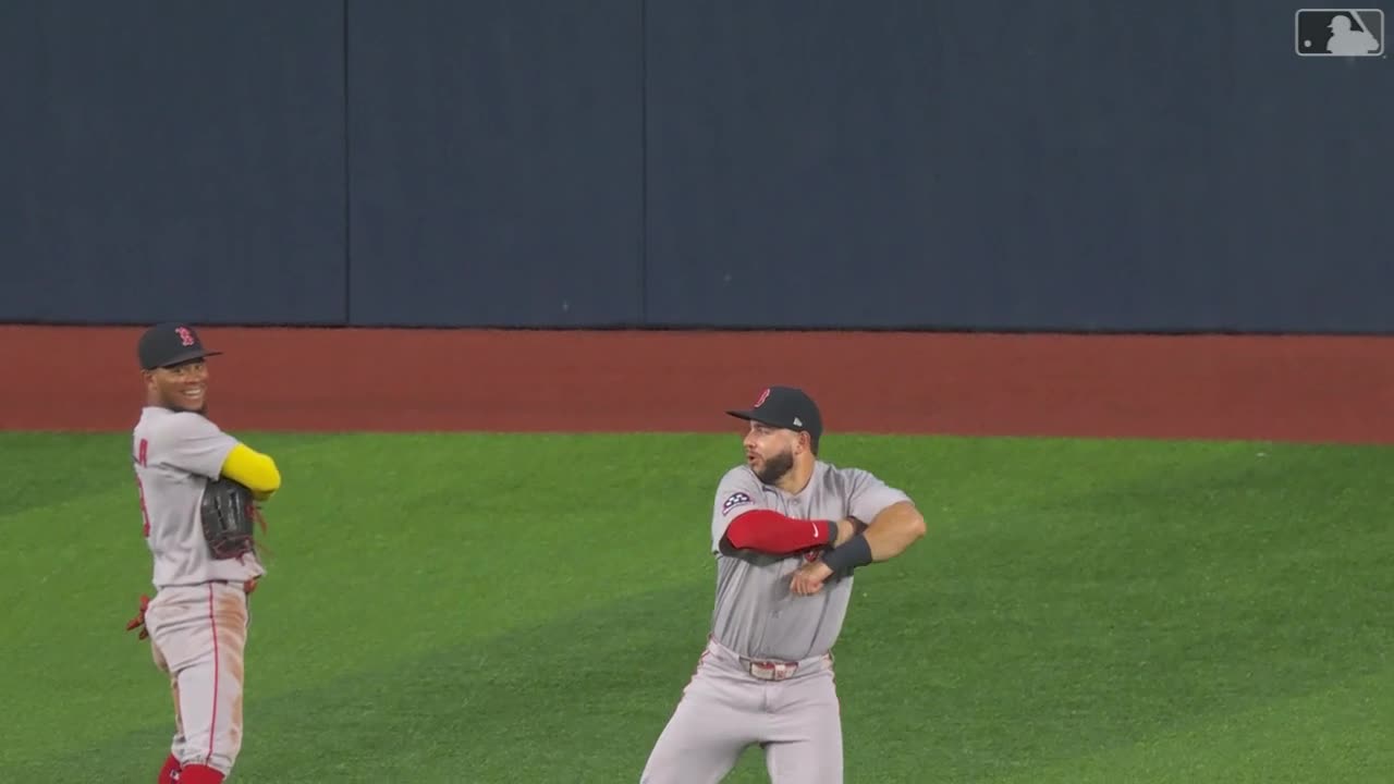 Wilyer Abreu con un rifle desde el RF