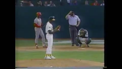 SPORTS- Cincinnati Reds at Oakland Athletics, 1990 World Series Game 4, October 20, 1990