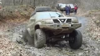 Nissan Patrol Y61 vs Lada Niva in Off-Road 😲👀