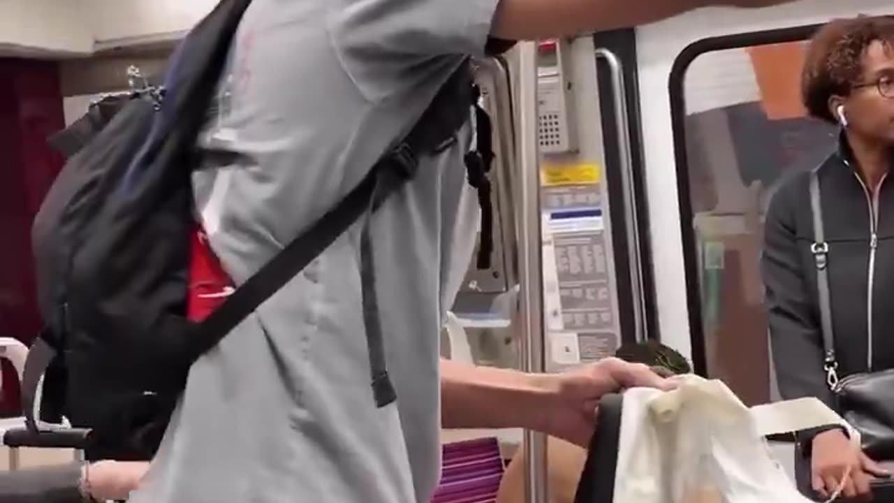 French man spots a huge pack of pickpockets crowding around one man to pack him in on