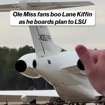 Ole Miss fans boo Lane kiffin as he boards plane headed for LSU
