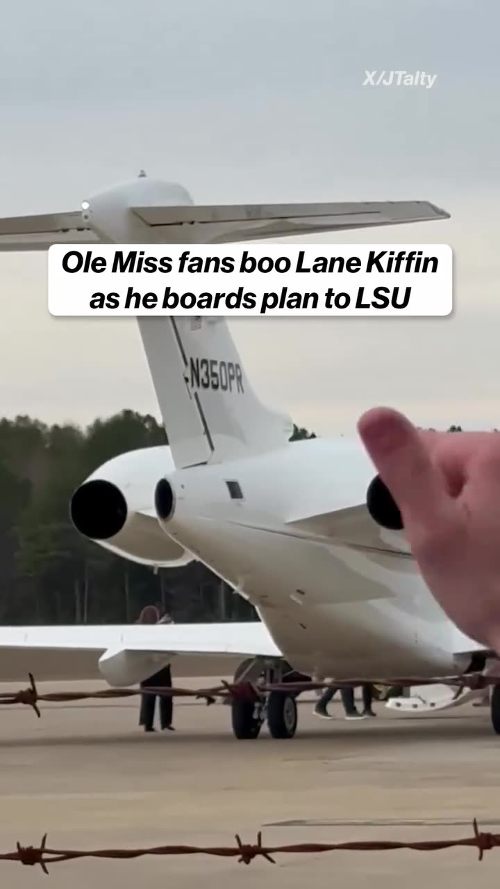 Ole Miss fans boo Lane kiffin as he boards plane headed for LSU