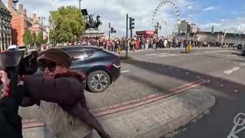 Pickpockets in London are getting sprayed with dye by pick pockets hunters so people