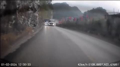 truck with no brakes causes chaos -Vietnam