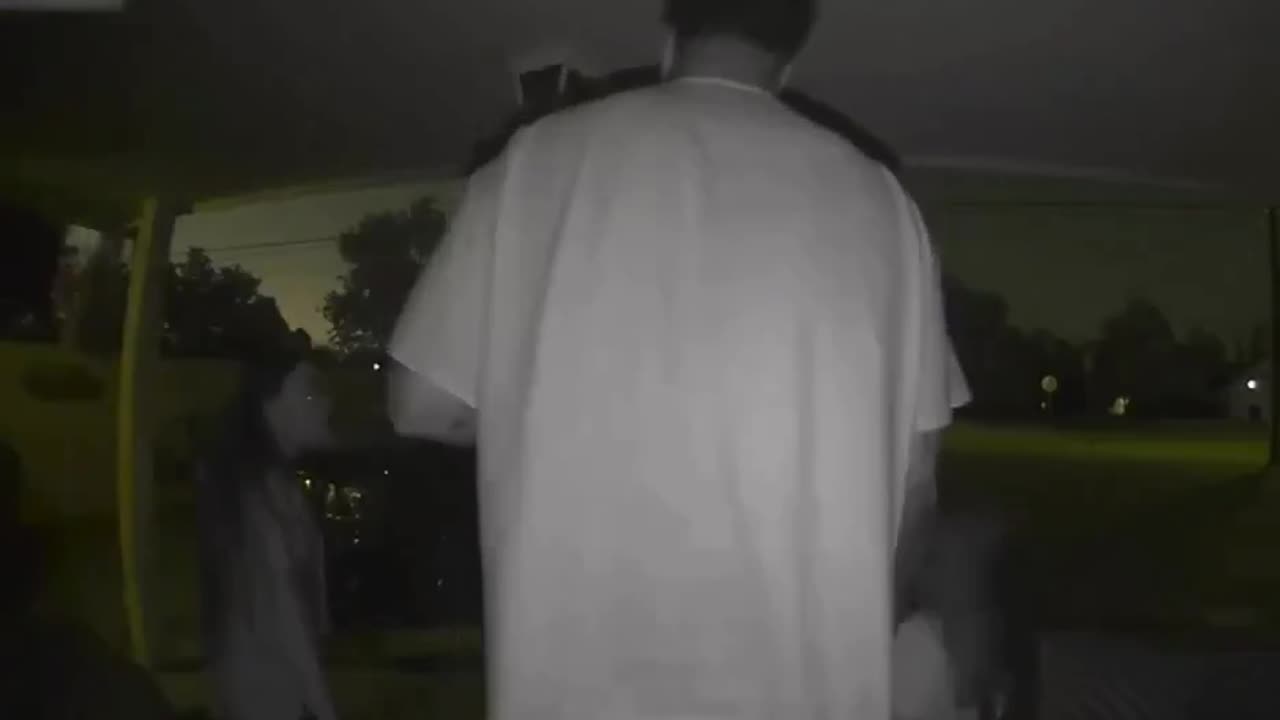 Heart-Stopping Hero: Neighbor Charges Predator to Save Two Young Girls from Kidnapping Attempt!