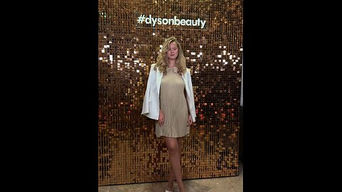 New season, new @dyson_de color. A Amber Silk is making this holiday season shine even brighter