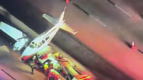 Avioni ulet në autostradë, pamje të pabesueshme